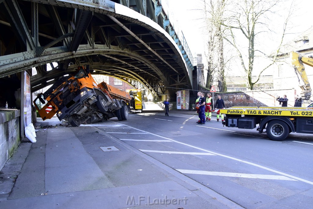 LKW blieb unter Bruecke haengen Koeln Deutz Deutz Muelheimerstr P059.JPG - Miklos Laubert